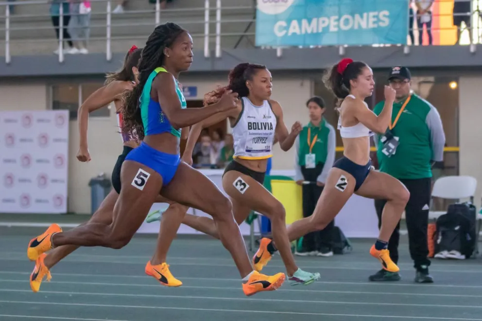 Un grupo de velocistas en el anterior Sudamericano Indoor. Foto: FAB.