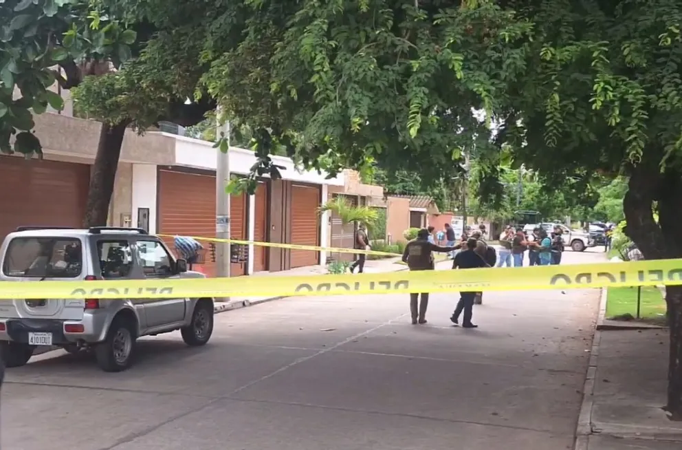La calle Beni, acordonada por la Policía, que inició la investigación del crimen. Foto: Captura de video