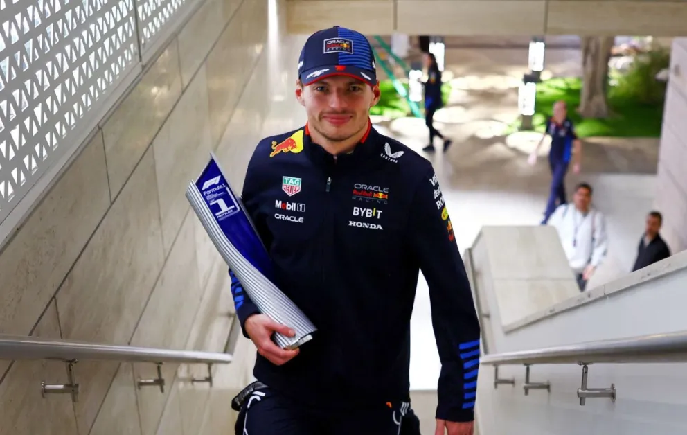 El cuatro veces campeón del mundo con un trofeo. Foto: Max Verstappen.