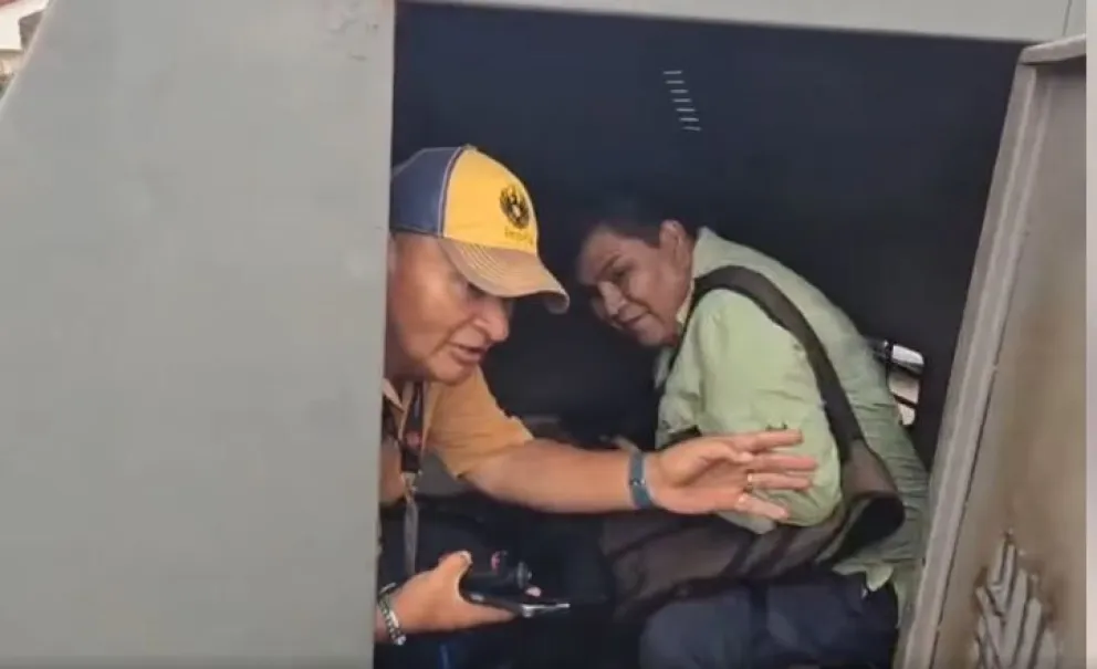 Los periodistas cuando eran ingresados en la patrulla. Foto: Captura de video 
