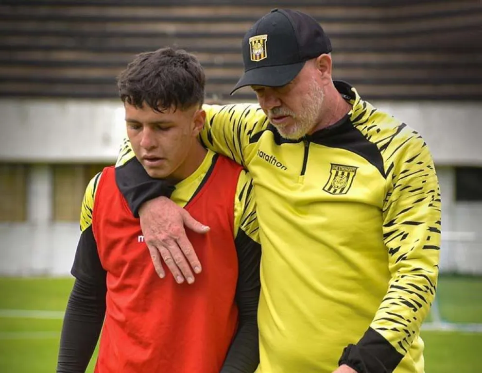 El técnico Antonio Carlos Zago conversa con el juvenil Dilan Saavedra. Foto: club The Strongest