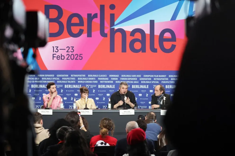 Actores y el director de cine rumano Radu Jude asisten a una conferencia de prensa en el Festival Internacional de Cine de Berlín. Foto: EFE 