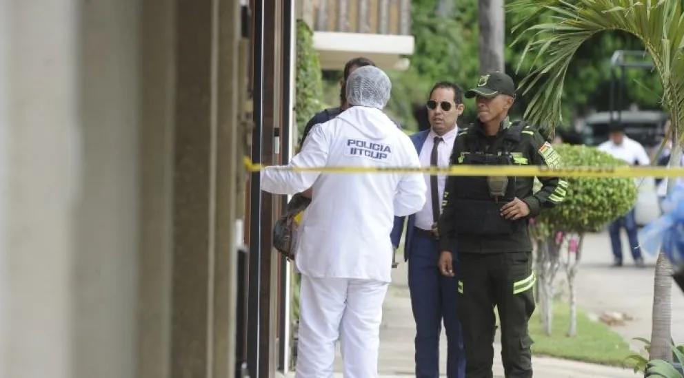 Investigadores en el lugar del asesinato. FOTO: APG