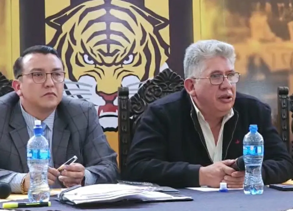 Ronald Crespo, a la derecha, durante la conferencia de prensa en Achumani. Foto: Sports 360