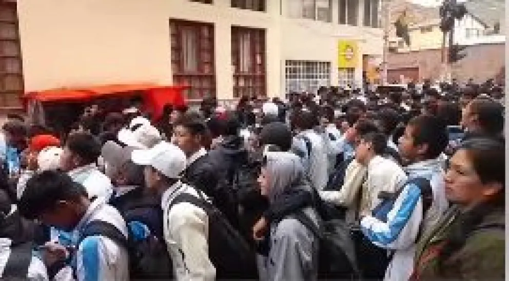 Alumnos, madres y padres de familia protestando. Foto: Captura de pantalla de Radio Fides Oruro