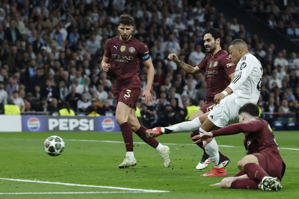 El delantero francés del Real Madrid, Kylian Mbappé (2d), remata ante los defensores del Manchester City, en la jugada del segundo gol. Foto: EFE