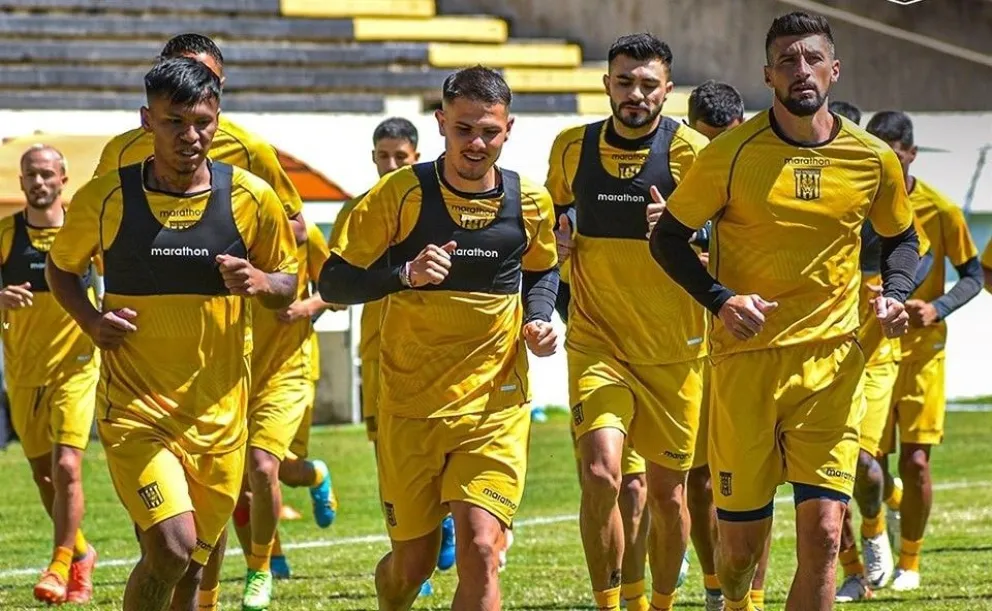 Los aurinegros definen esta noche su clasificación a los cuartos de final del Torneo de Verano. Foto: CTS