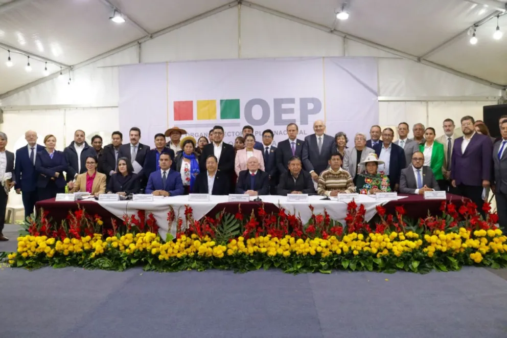 Los representantes de los órganos Ejecutivo, Legislativo y Electoral y los jefes de los partidos políticos en el encuentro del 17 de febrero. Foto: CdD