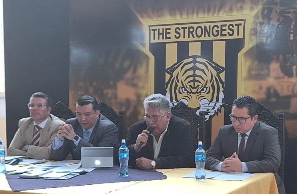 Ronald Crespo, presidente de The Strongest, toma la palabra acompañado de su equipo jurídico. Foto: Jorge Asturizaga