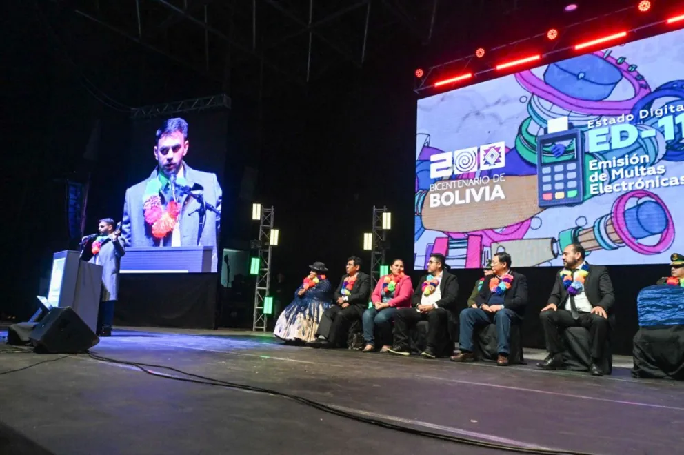 El acto de lanzamiento de los Dispositivos Para Emisión de Multas Electrónicas Estado Digital. Foto: Facebook Luis Are