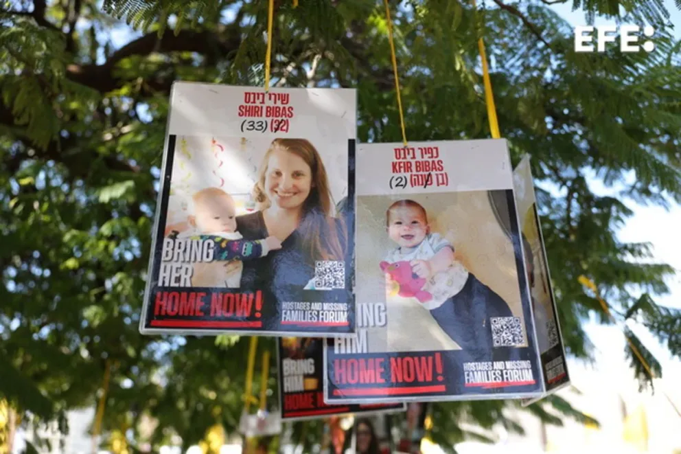 Carteles en Tel Aviv con fotos de la familia Bibas, secuestrados por Hamas. Foto: EFE