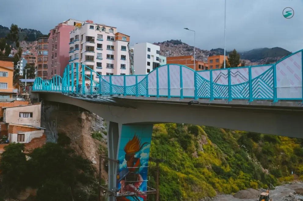 Puentes "Unión del Bicentenario" que unen las laderas de Villa Copacabana con el centro paceño. Foto: ABI / Oscar Sogliano