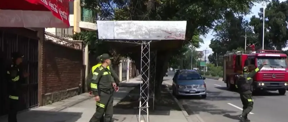 Efectivos policiales en la zona de la explosión. FOTO: Captura de pantalla de Unitel