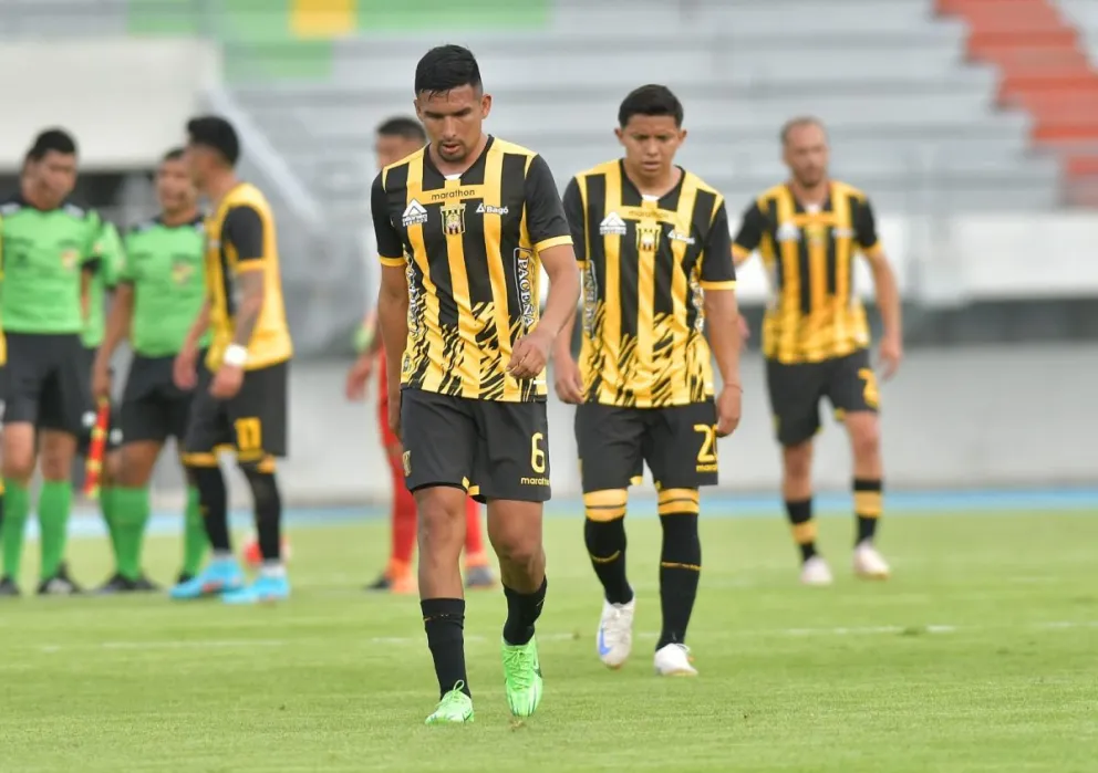 Alvaro Quiroga y John García dejan la cancha apesadumbrados luego de la derrota. Foto: Agencia Marka Registrada