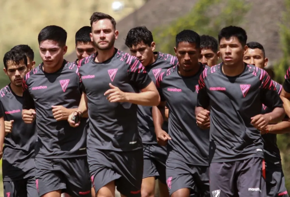 Los jugadores de Always Ready en una práctica en la zona sur. Foto: CAR