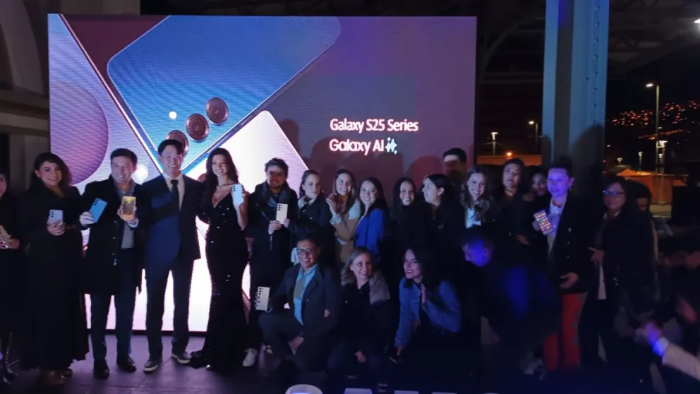 Los invitados presentan los nuevos modelos. FOTO: Samsung Bolivia
