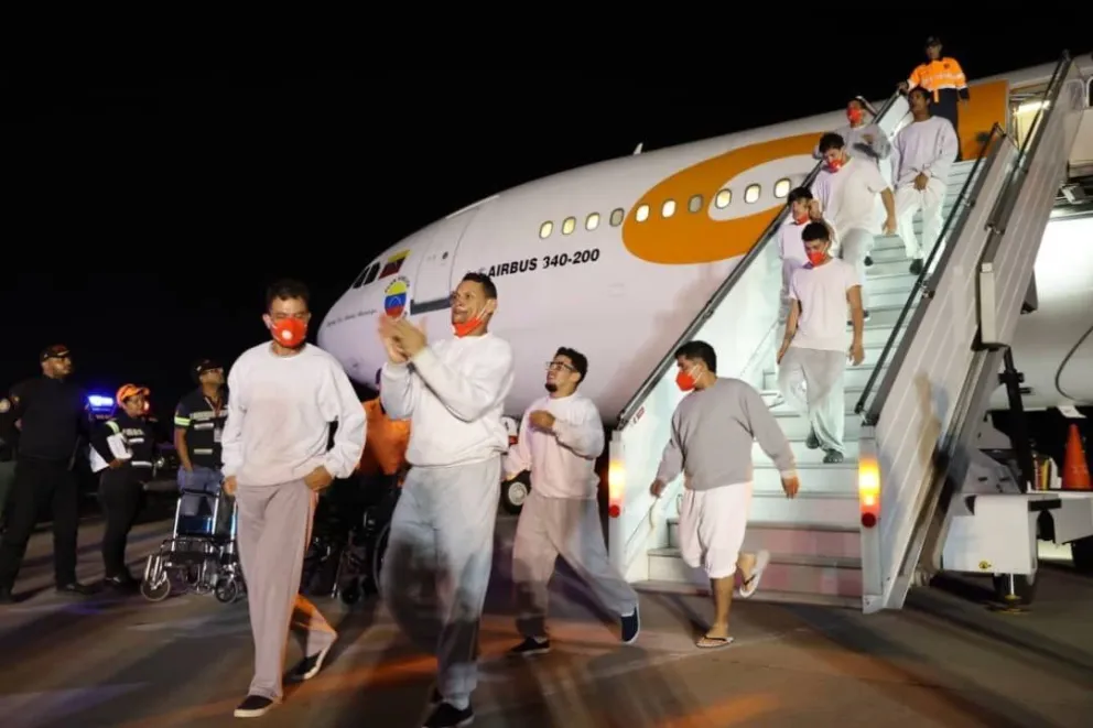 Parte de los 177 venezolanos que regresaron a su país desde la base militar de Guantánamo. Foto: @Osnelrodriguez