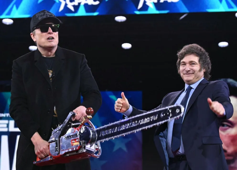 Musk levanta la motosierra durante un programa de la TV estadounidense. Foto: @OPRArgentina 