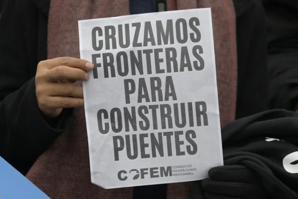 Un mensaje de latinos deportados desde Estados Unidos por su situación migratoria irregular. Foto: EFE