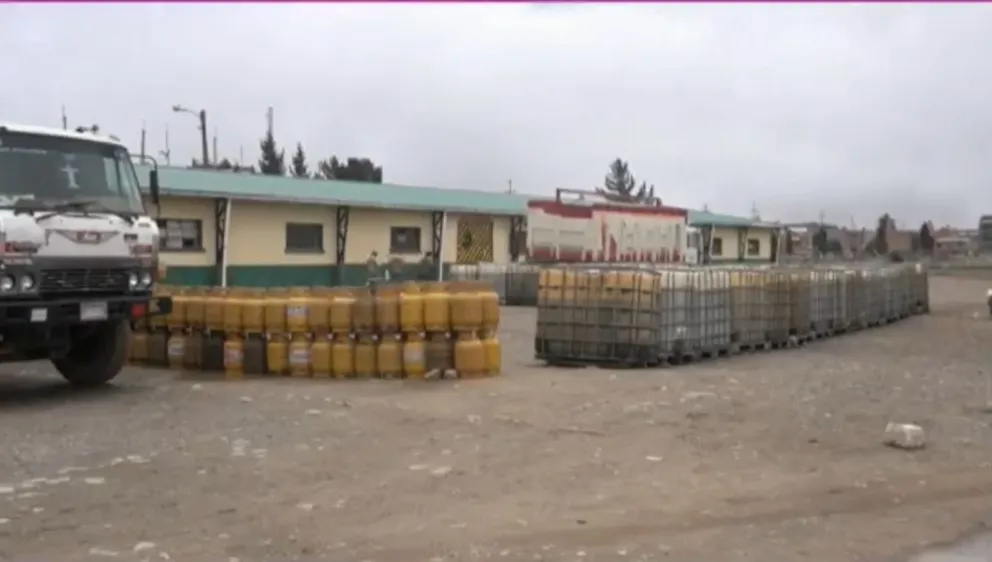 Garrafas de GLP en custodia en la localidad fronteriza de Guaqui. Foto: Captura de video