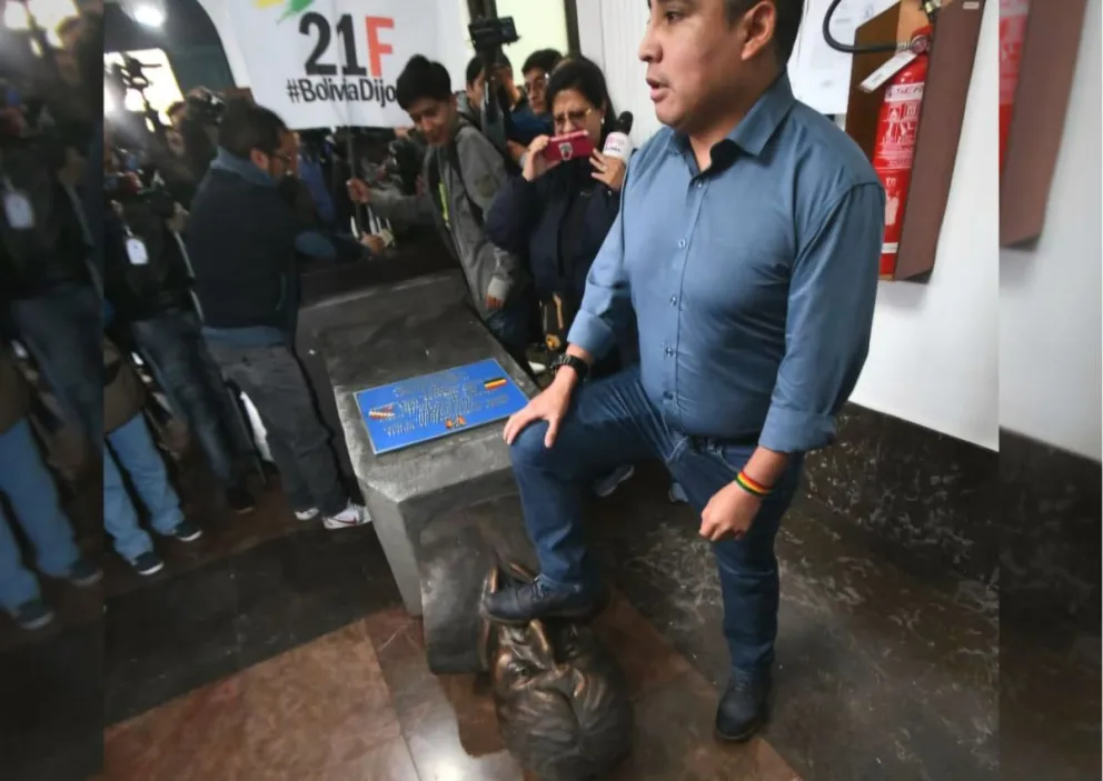 Astorga pisa el busto de Morales, este viernes. Foto: APG