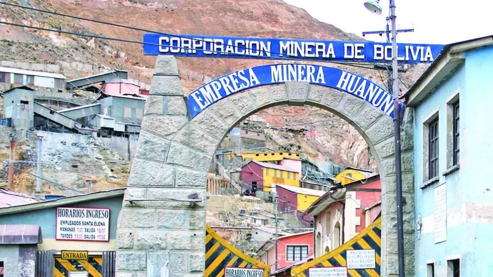 Ingreso a la Empresa Minera Huanuni en Oruro.
