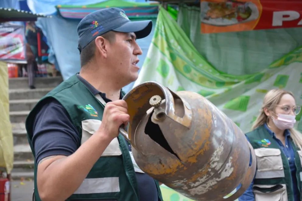Personal de la ANH en una demostración de los riesgos  con garrafas de GLP. Foto: ANH