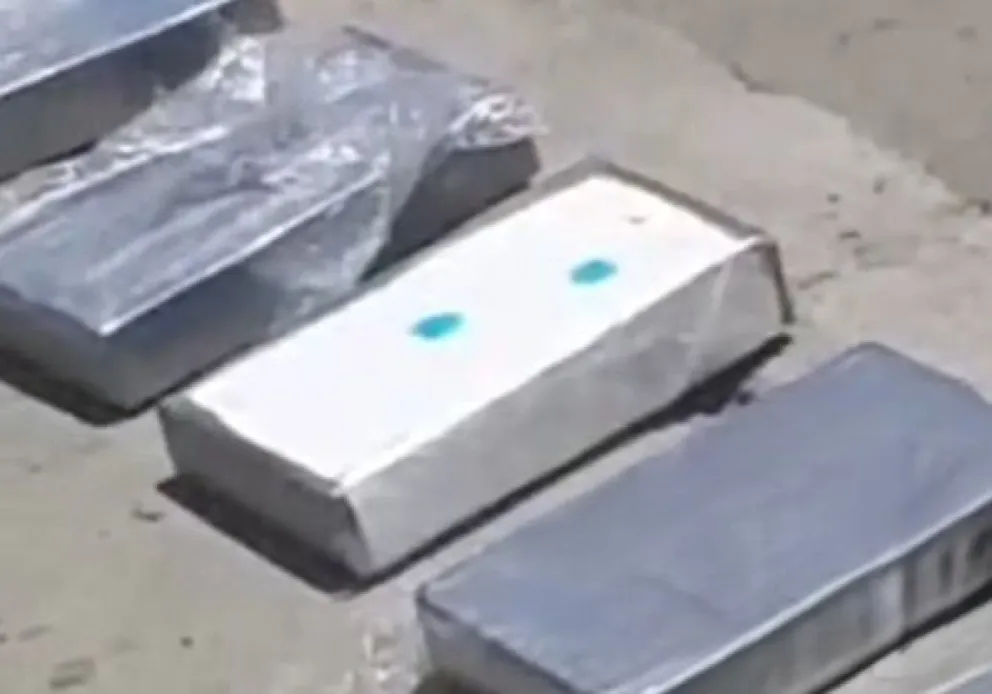 Parte de los paquetes que dieron positivo a cocaína. Foto: Captura Cadena A