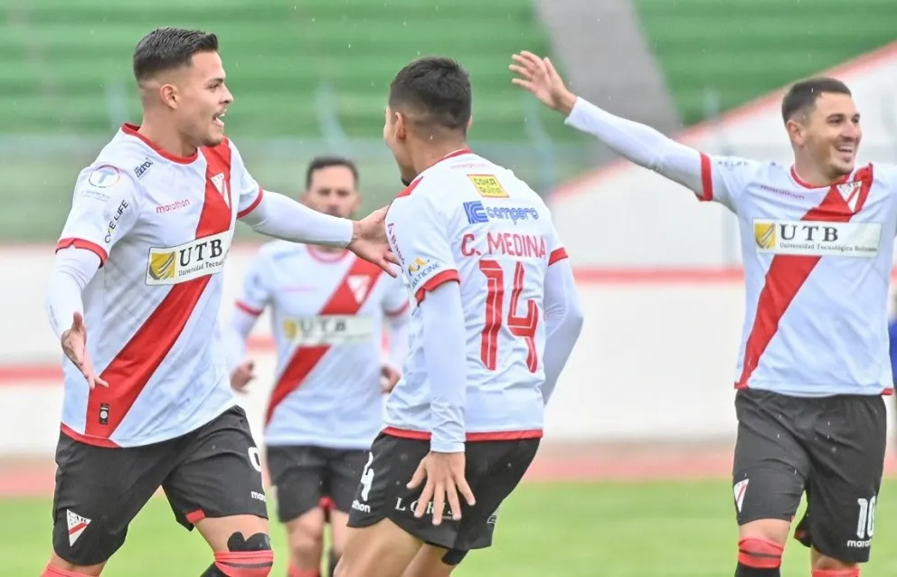 Roler Ferrufino (izq.) celebra la apertura del marcador con sus compañeros. Foto: Agencia Marka Registrada.