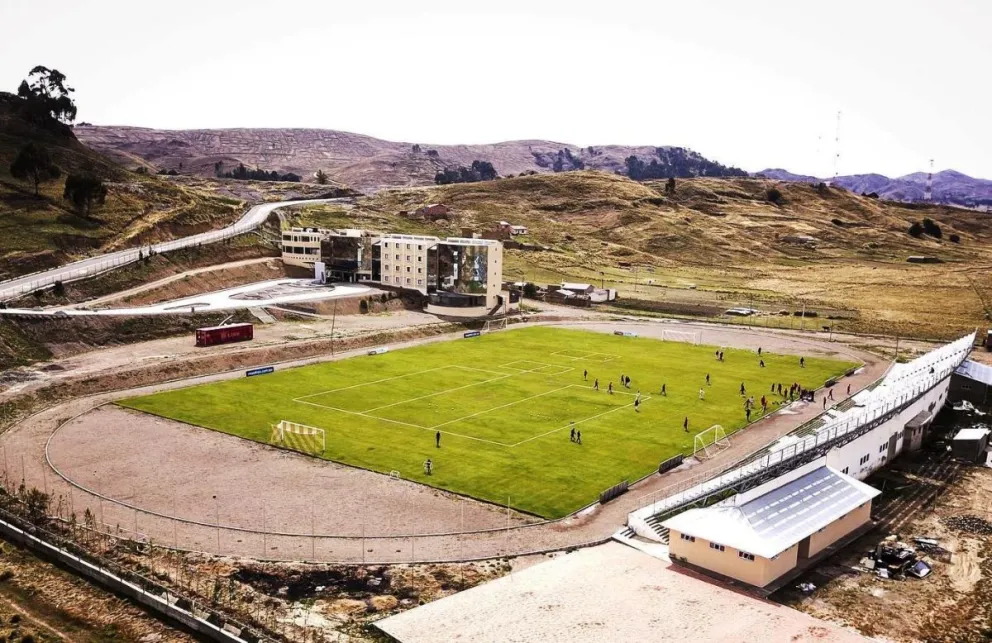 El campo de juego y las instalaciones del CAR de Always Ready en la localidad de Huarina. Foto: CAR