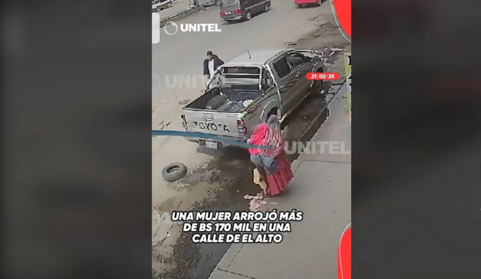 El momento en el que la señora arrojó los billetes. FOTO: Captura de pantalla de Unitel