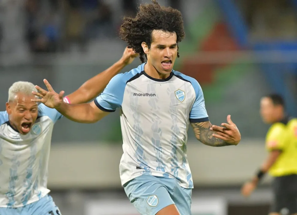 Alfredo Amarilla celebra el gol del triunfo para el elenco de Aurora. Foto: Agencia Marka Registrada
