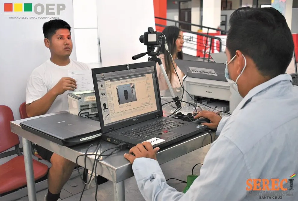 Un joven realiza el registro de datos en el Padrón Electoral Biométrico. Foto: Serecí 