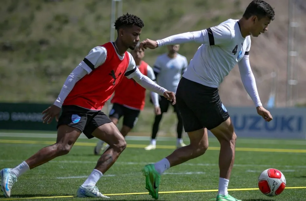 Dorny Romero (izq.) y José Sagredo disputan el balón en una práctica. Foto: club Bolívar. 