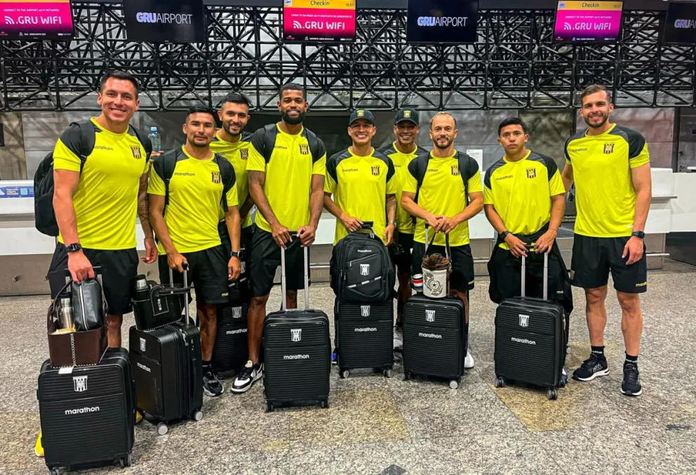 Jugadores del Tigre durante la parada que hicieron en la ciudad de San Pablo. Foto: club The Strongest