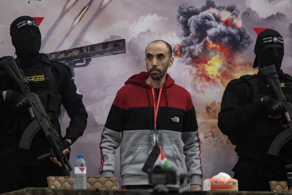 Milicianos de Hamas custodían al rehen israelí Tal Shoham poco antes de su liberación. Foto: EFE