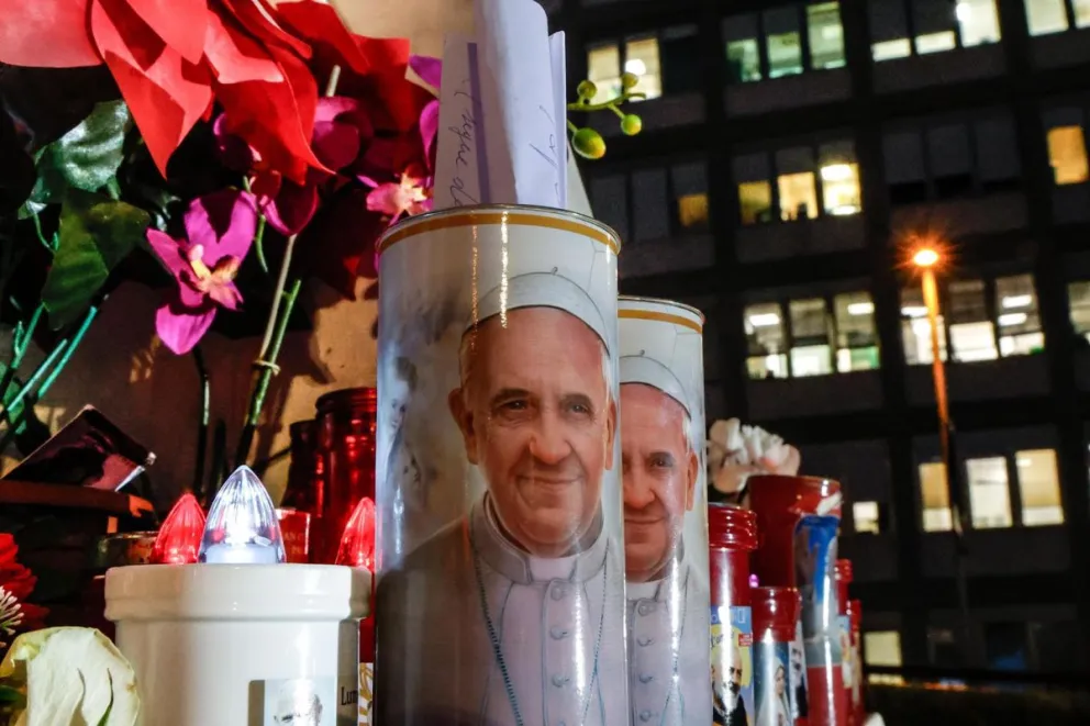 Velas y flores frente al hospital Gemelli de Roma donde está ingresado el papa Francisco. Foto: EFE