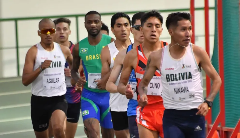 Ninavia lidera el pelotón de los 1.500 masculino. Foto: APG.