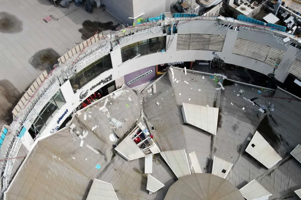 El techo de un centro comercial colapsado este sábado, en Trujillo (Perú). Foto: EFE