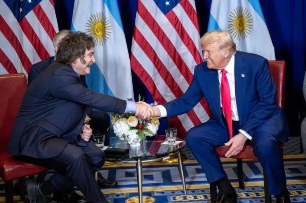 Javier Milei y Donald Trump se estrechan la mano en la cita de este sábado. Foto: @madorni