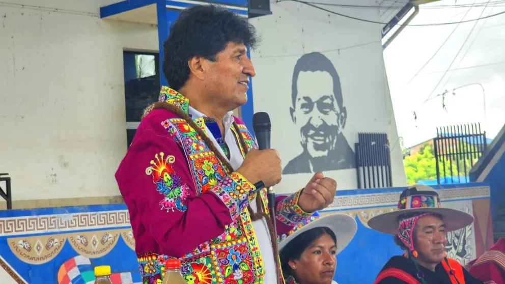 Morales, en una reunión, y de fondo se ve la imagen de Hugo Chávez. Foto: RRSS del exmandatario