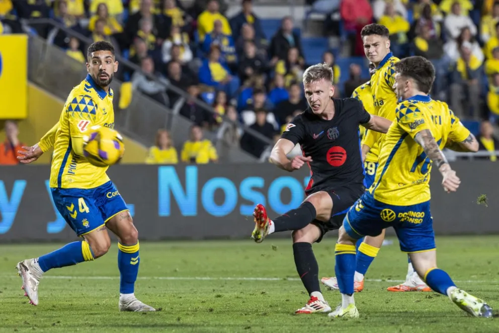 Dani Olmo (centro), ya sacó el remate que se convertirá en el primer gol del Barcelona. Foto: EFE