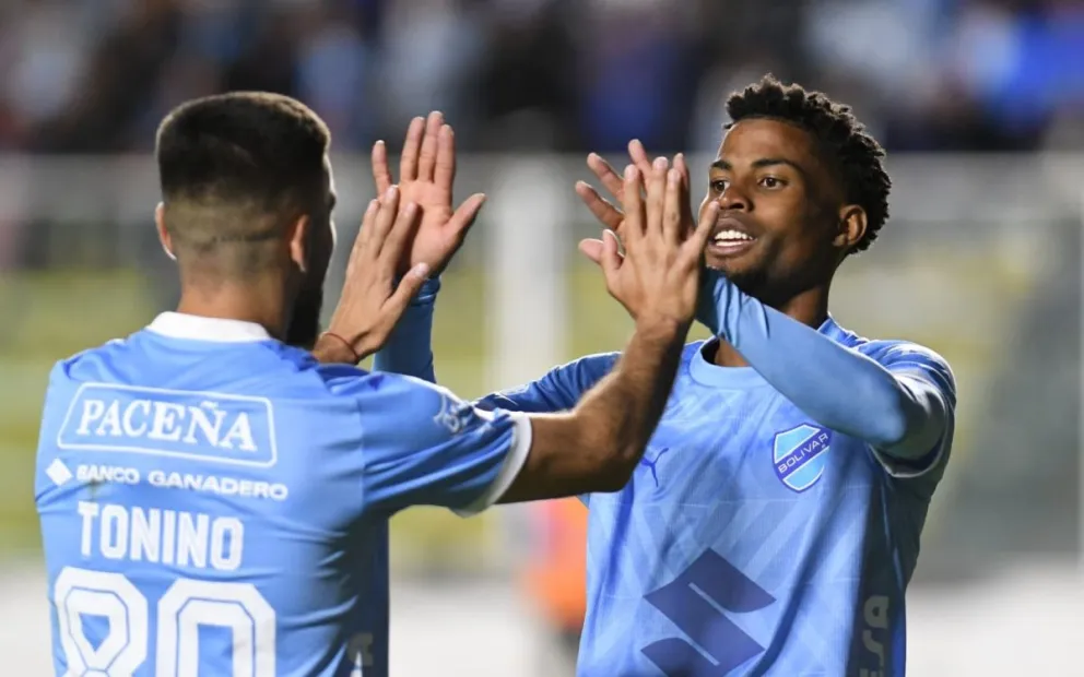 Romero (der.) celebra uno de sus tres goles con Melgar. Foto: Agencia Marka Registrada.
