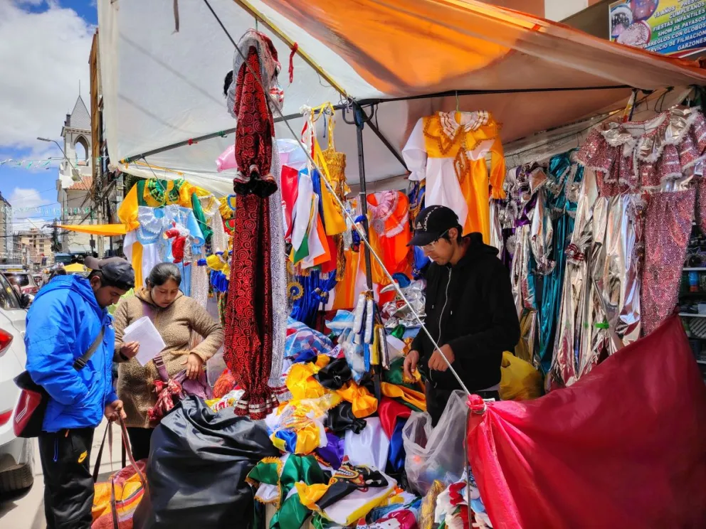 Puesto de disfraces en la calle Illampu.  Foto: Leny Chuquimia / Visión 360.