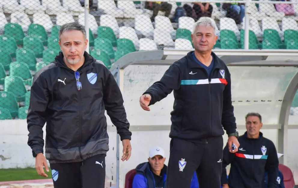 Robatto (izq.) tras saludarse con Dalcio Giovagnoli, DT de GV San José. Foto: APG.