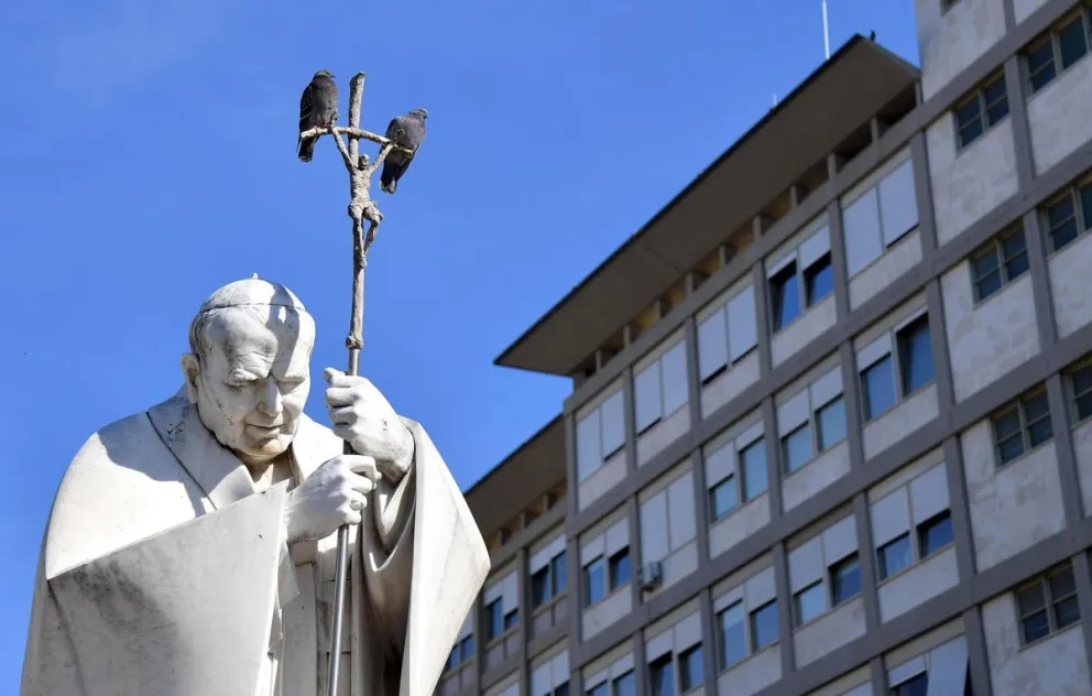 La estatua de Juan Pablo II ante el hospital Gemelli, donde está ingresado el papa Francisco. Foto: EFE