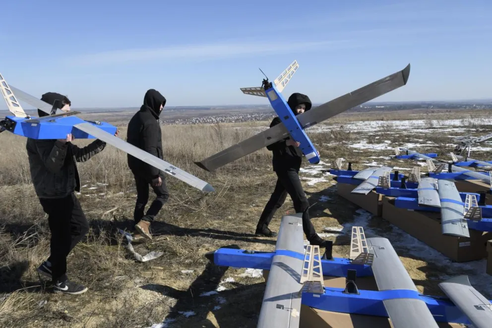 Personal ucraniano manipula drones Besomar 3210 en la región de Leópolis. Foto: EFE