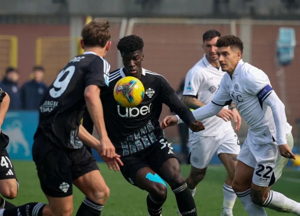 Incidencia entre el Como (de negro) y el Nápoles. Foto: EFE.