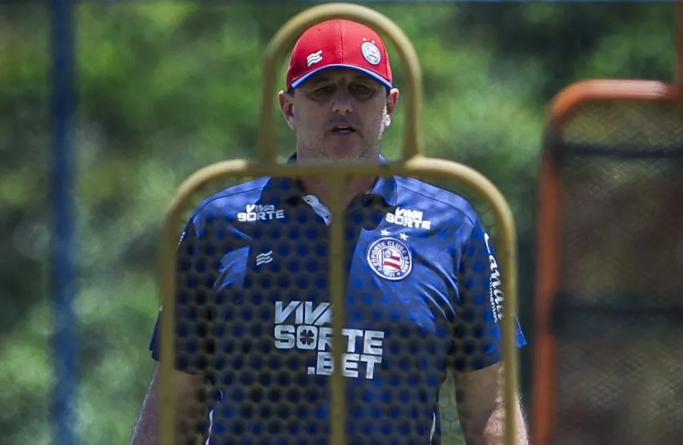 Rogerio Ceni, el entrenador del Bahía, da instrucciones en el entrenamiento del domingo. Foto: club EC Bahía