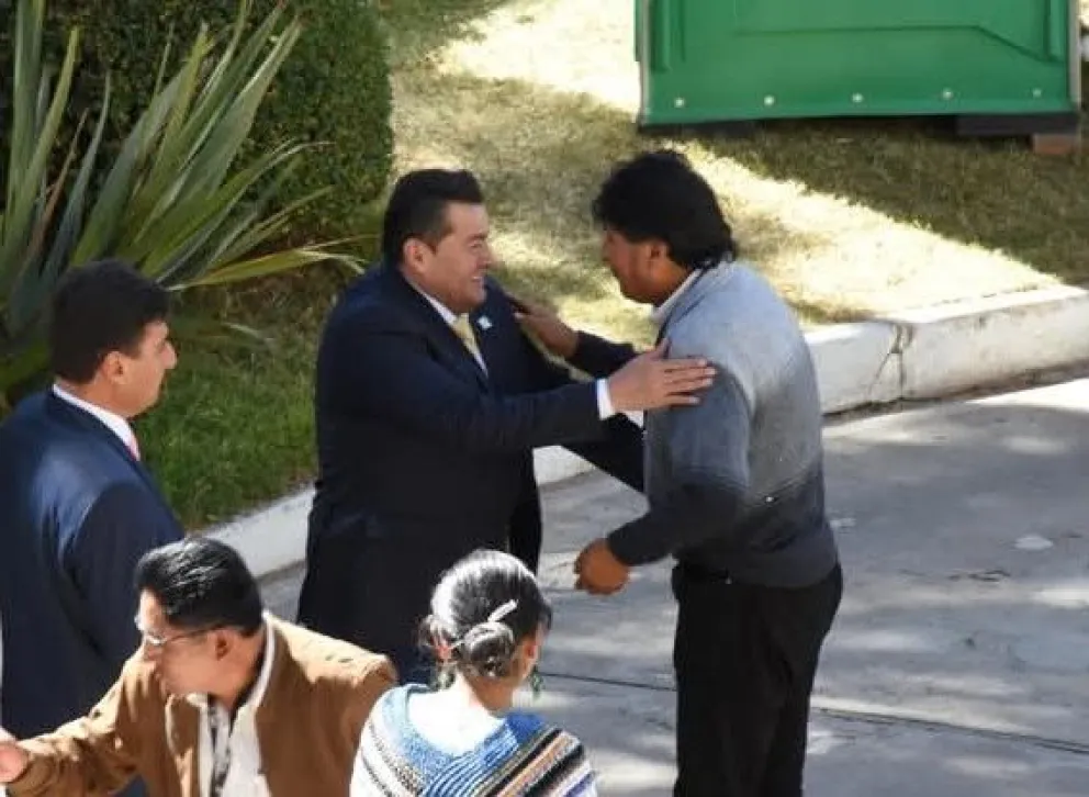 Morales y Jhonny Fernández, cuando se realizó un encuentro en el TSE, en La Paz, en 2024. Foto: APG 